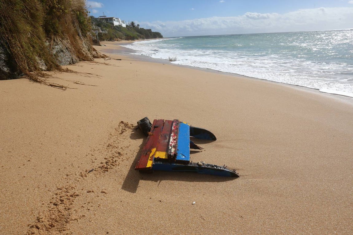 Imágenes de la llegada de la patera a Los Caños