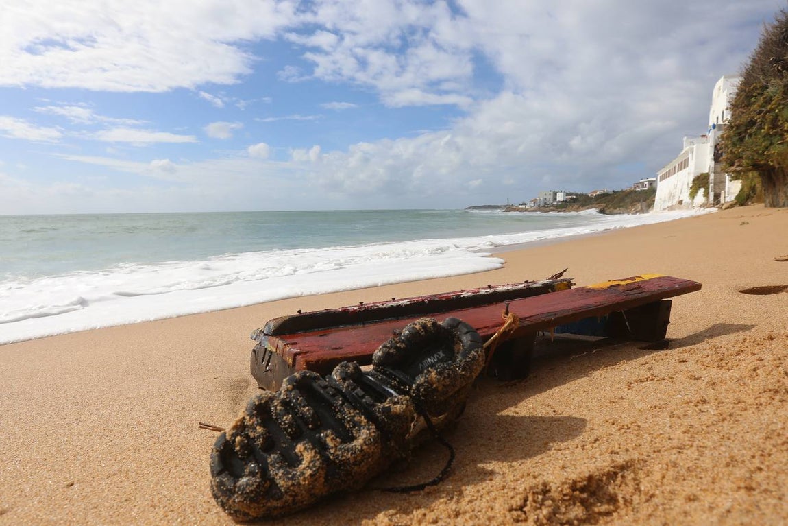 Imágenes de la llegada de la patera a Los Caños