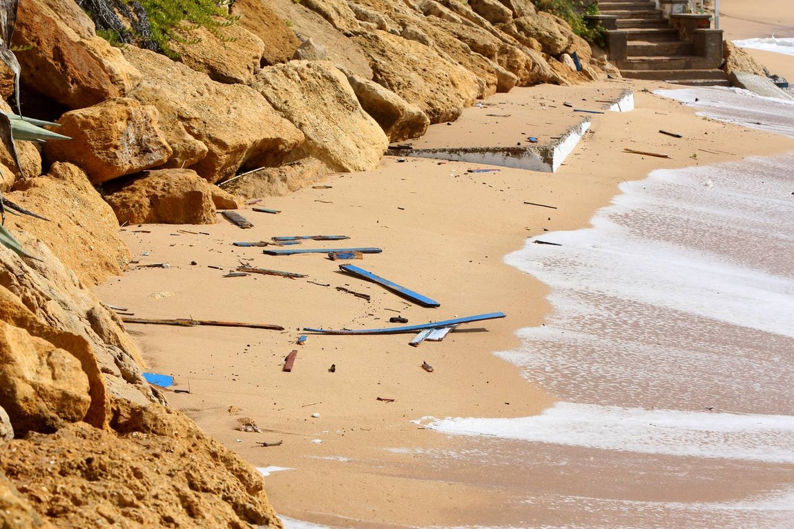 Imágenes de la llegada de la patera a Los Caños