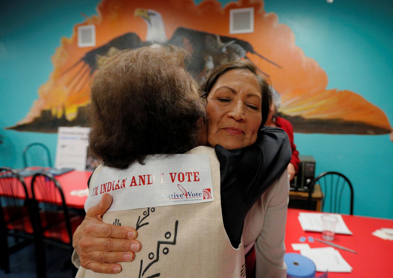 Las elecciones legislativas de EE.UU., en imágenes. La candidata demócrata al Congreso, Deb Haaland, que está tratando de convertirse en la primera mujer indígena en la Cámara de Representantes de los EE. UU., abraza a Dottie Tiger