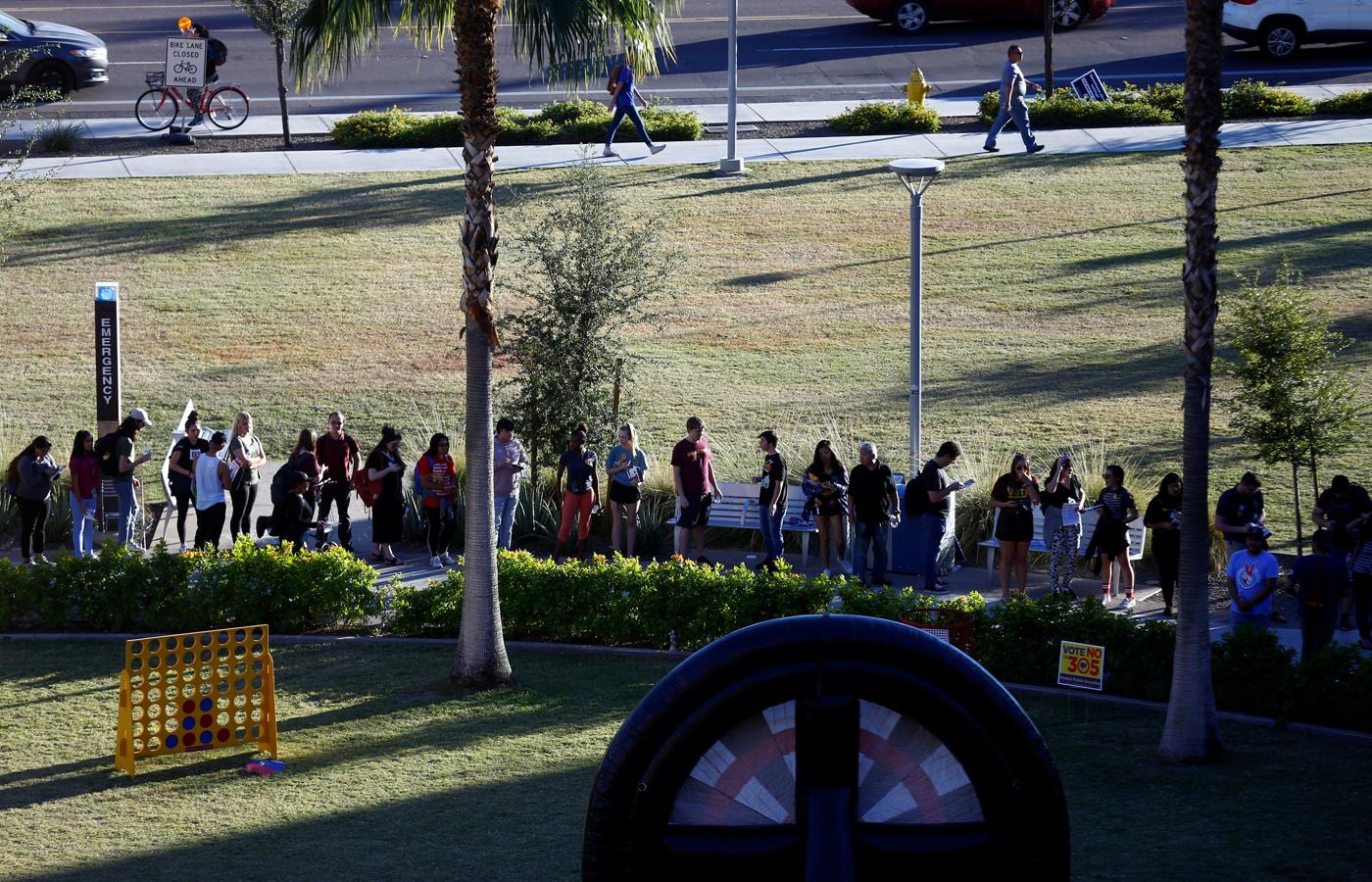 Las elecciones legislativas de EE.UU., en imágenes. Una larga cola de estudiantes espera para emitir su voto en el estado de Arizona