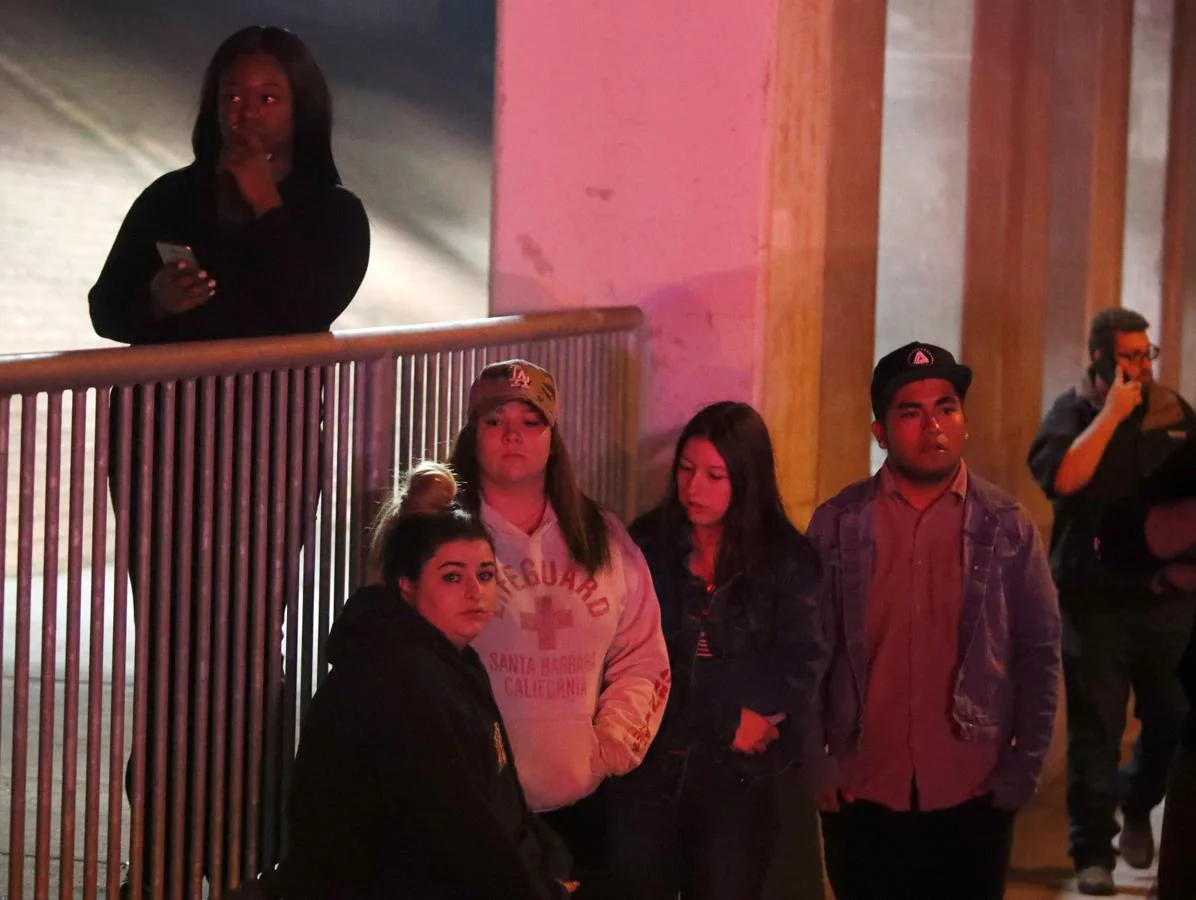 Amigos de los presentes en el lugar del tiroteo, que ha causado al menos 12 muertos en el Borderline Bar and Grill, esperan para recibir noticias de ellos.. 