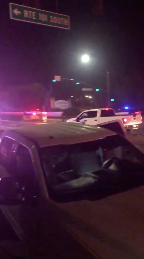 No han tardado en aparecer las primeras imágenes de las Emergencias que acudían al lugar del tiroteo.. 