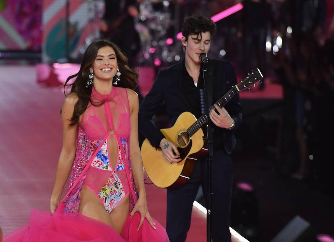 El desfile Woman's Secret 2018, en imágenes. Sofie Rovenstine desfila mientras canta Shawn Mendes