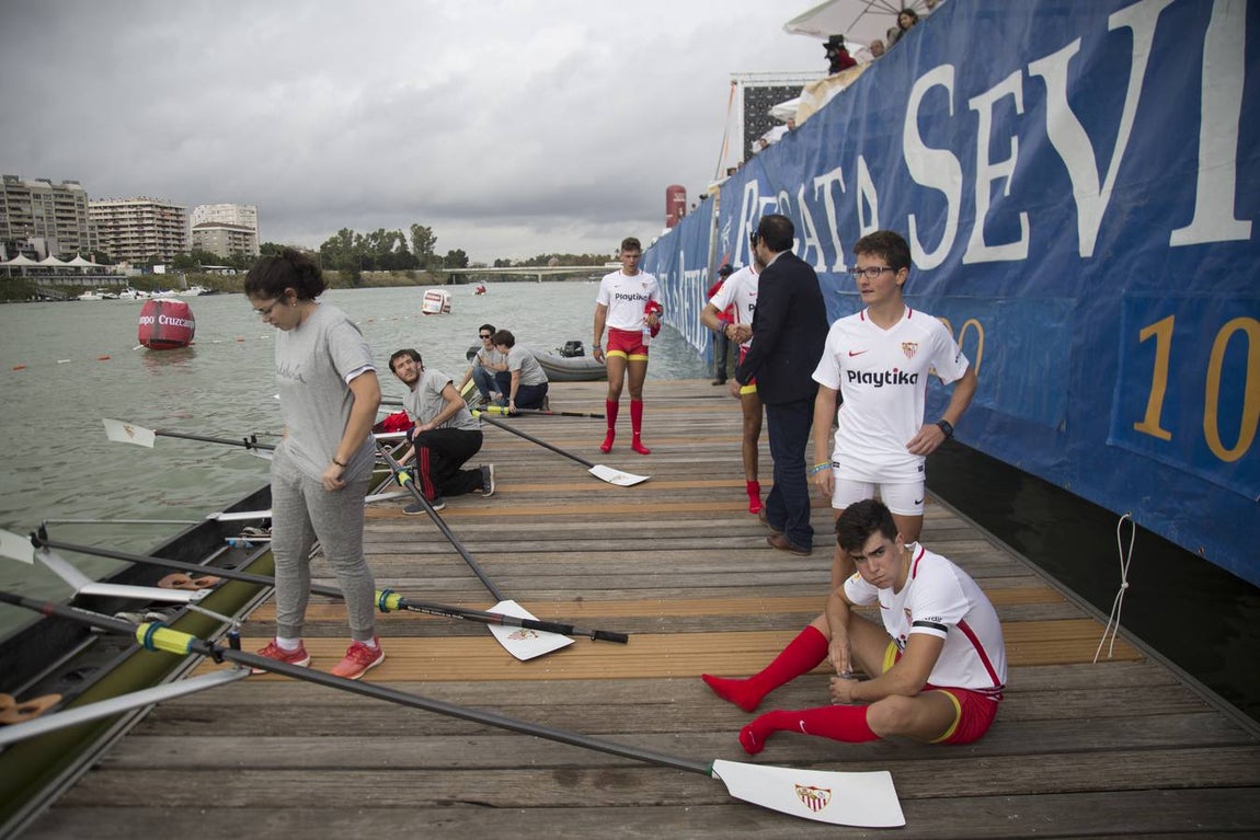 En poco más de 18 minutos, el bote del Betis completó los más de seis kiómetros que separan el Puente del Alamillo hasta el Acuario de Sevilla, con lo que recorta (30-22) la ventaja que aún mantienen los sevillistas en el palmarés histórico