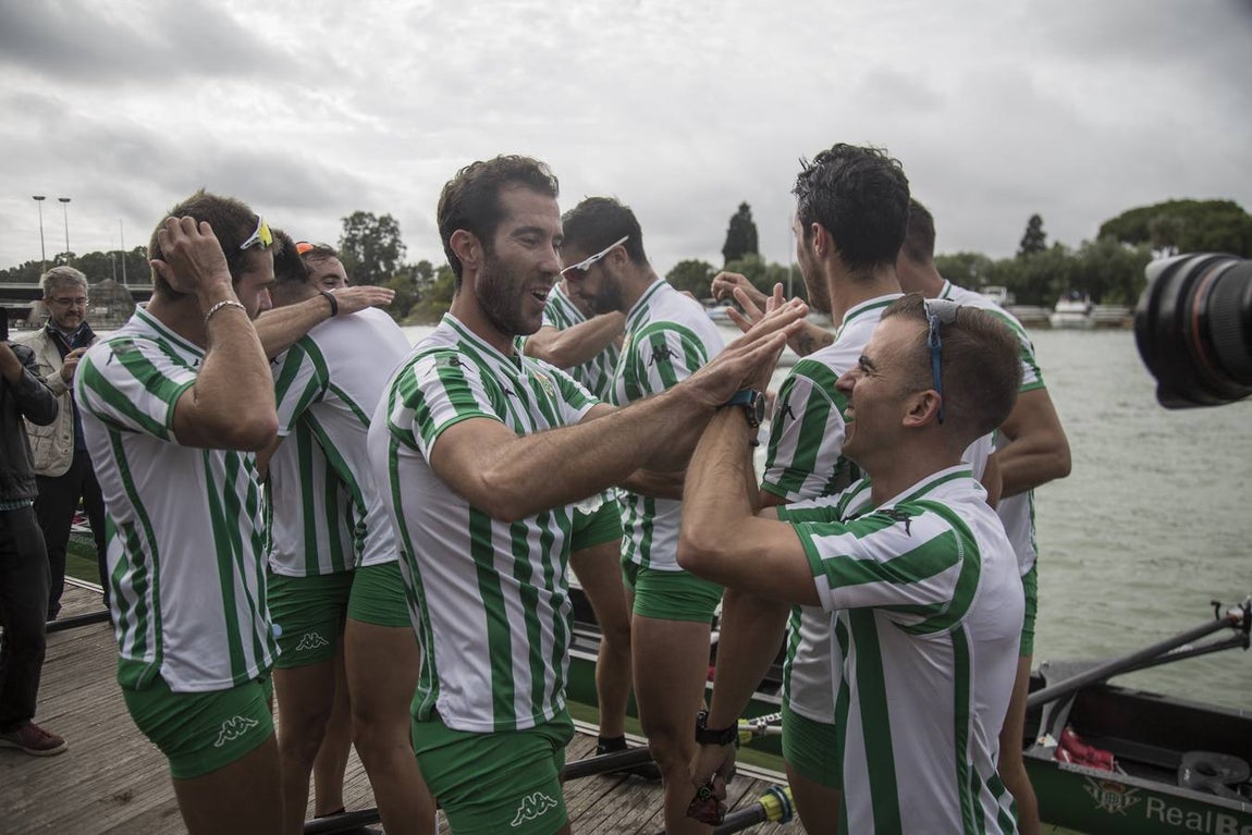 En poco más de 18 minutos, el bote del Betis completó los más de seis kiómetros que separan el Puente del Alamillo hasta el Acuario de Sevilla, con lo que recorta (30-22) la ventaja que aún mantienen los sevillistas en el palmarés histórico