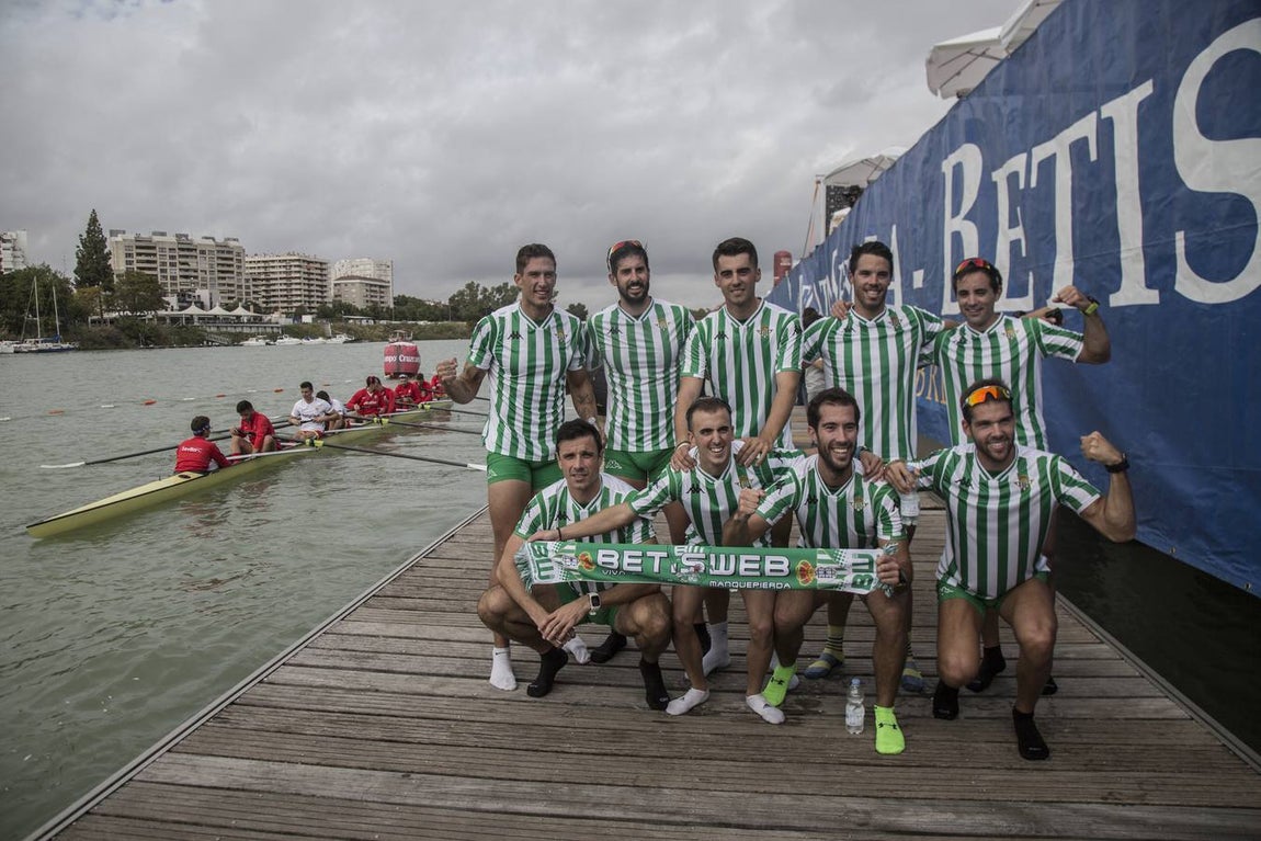 En poco más de 18 minutos, el bote del Betis completó los más de seis kiómetros que separan el Puente del Alamillo hasta el Acuario de Sevilla, con lo que recorta (30-22) la ventaja que aún mantienen los sevillistas en el palmarés histórico