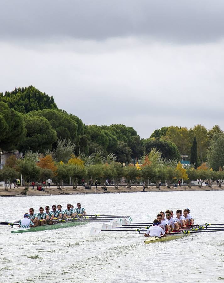 En poco más de 18 minutos, el bote del Betis completó los más de seis kiómetros que separan el Puente del Alamillo hasta el Acuario de Sevilla, con lo que recorta (30-22) la ventaja que aún mantienen los sevillistas en el palmarés histórico