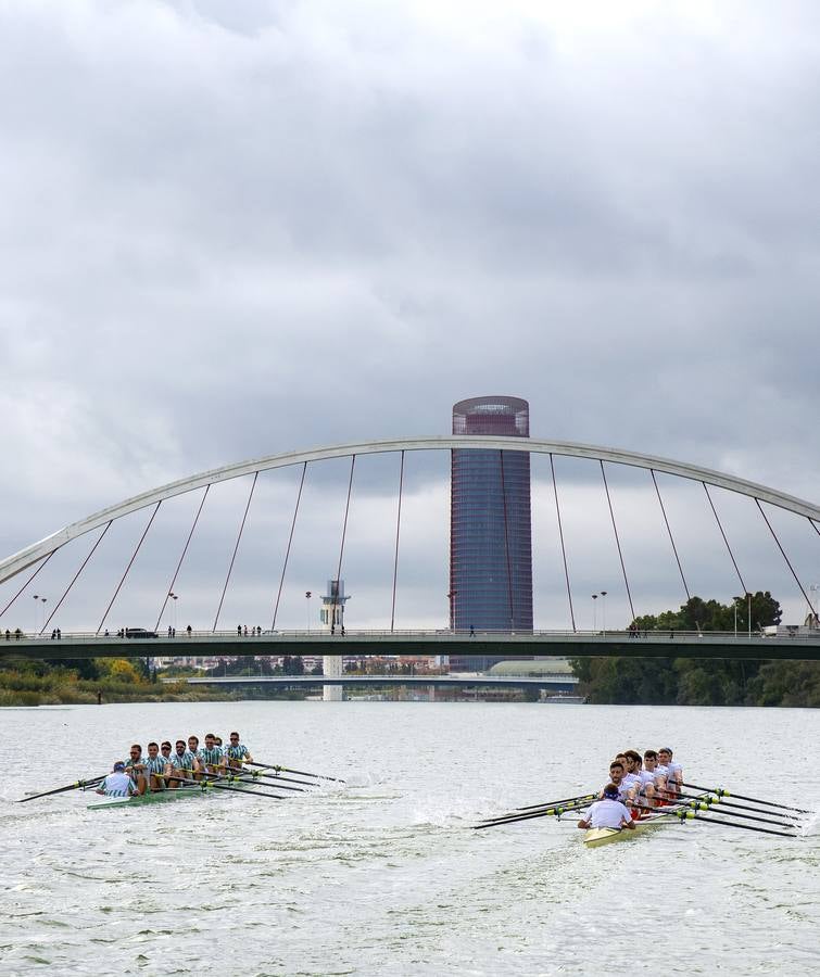 En poco más de 18 minutos, el bote del Betis completó los más de seis kiómetros que separan el Puente del Alamillo hasta el Acuario de Sevilla, con lo que recorta (30-22) la ventaja que aún mantienen los sevillistas en el palmarés histórico