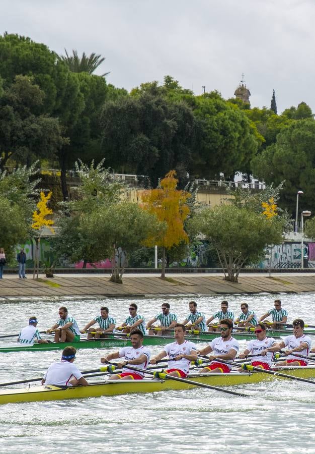 En poco más de 18 minutos, el bote del Betis completó los más de seis kiómetros que separan el Puente del Alamillo hasta el Acuario de Sevilla, con lo que recorta (30-22) la ventaja que aún mantienen los sevillistas en el palmarés histórico