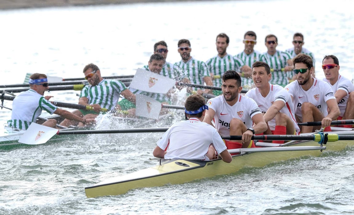 En poco más de 18 minutos, el bote del Betis completó los más de seis kiómetros que separan el Puente del Alamillo hasta el Acuario de Sevilla, con lo que recorta (30-22) la ventaja que aún mantienen los sevillistas en el palmarés histórico