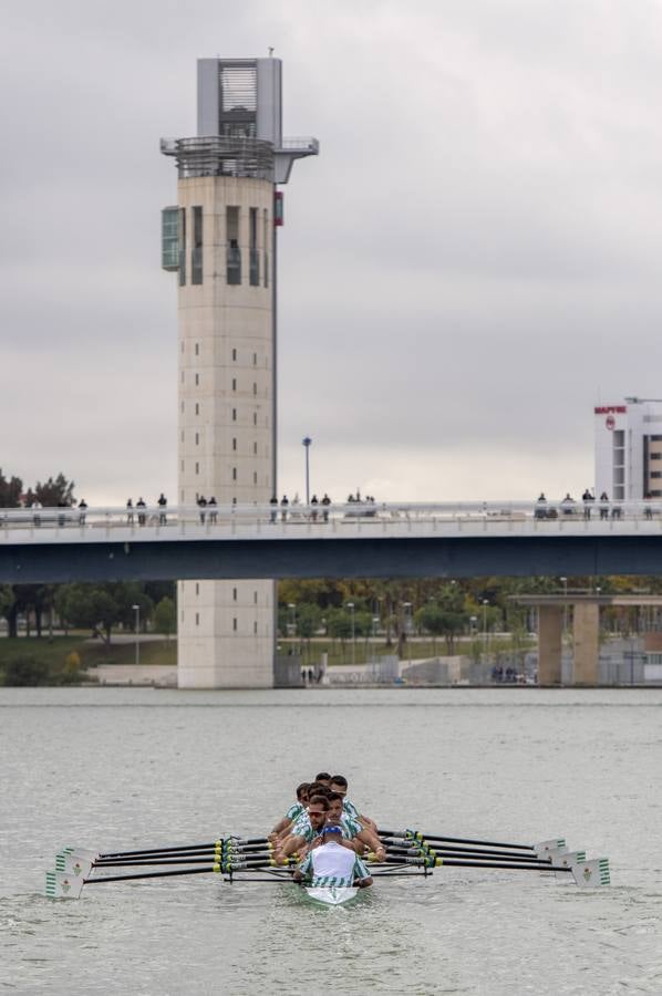 En poco más de 18 minutos, el bote del Betis completó los más de seis kiómetros que separan el Puente del Alamillo hasta el Acuario de Sevilla, con lo que recorta (30-22) la ventaja que aún mantienen los sevillistas en el palmarés histórico