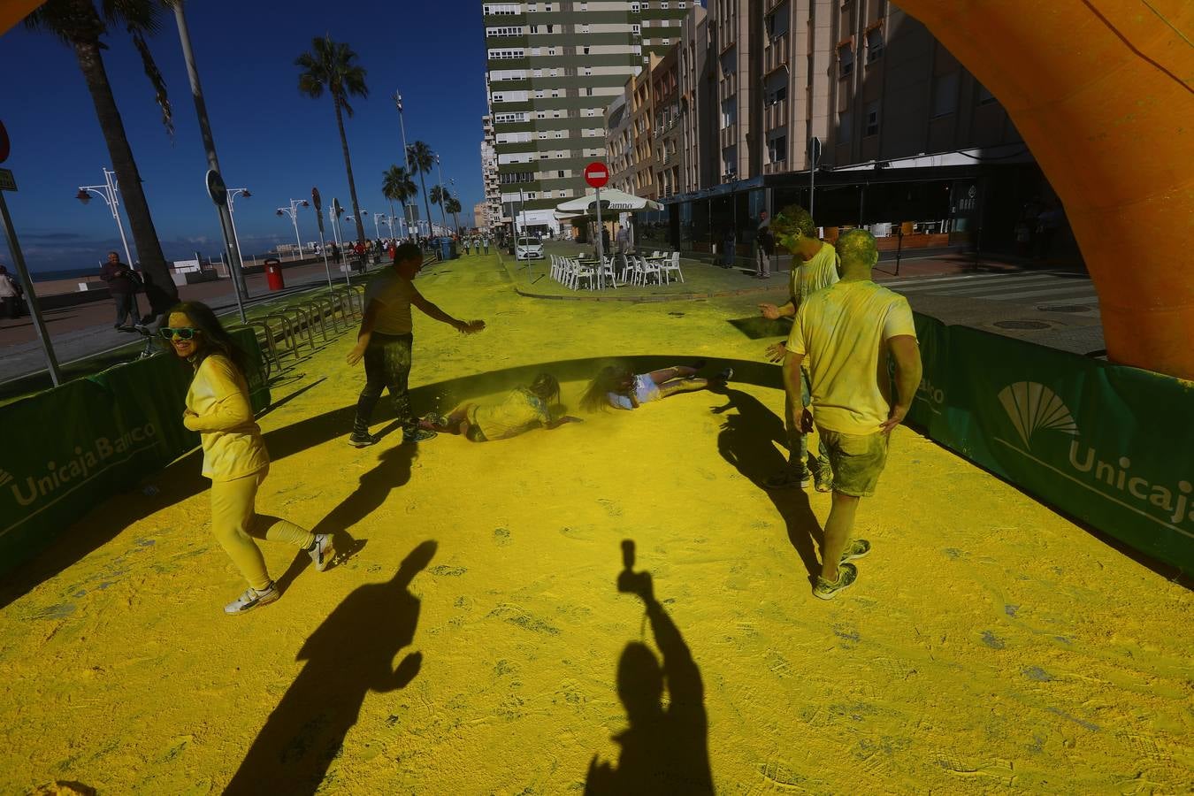 Búscate en la carrera solidaria Unicaja Color Road Cádiz (II)