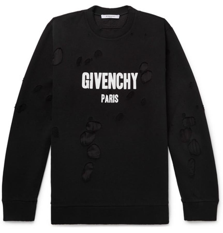 Sudadera de Givenchy. La marca francesa le da una vuelta de tuerca a la logomanía con una sudadera clásica negra con el logo estampado en blanco a la que da al tejido una sensación de desgarramiento. 1.020 euros.