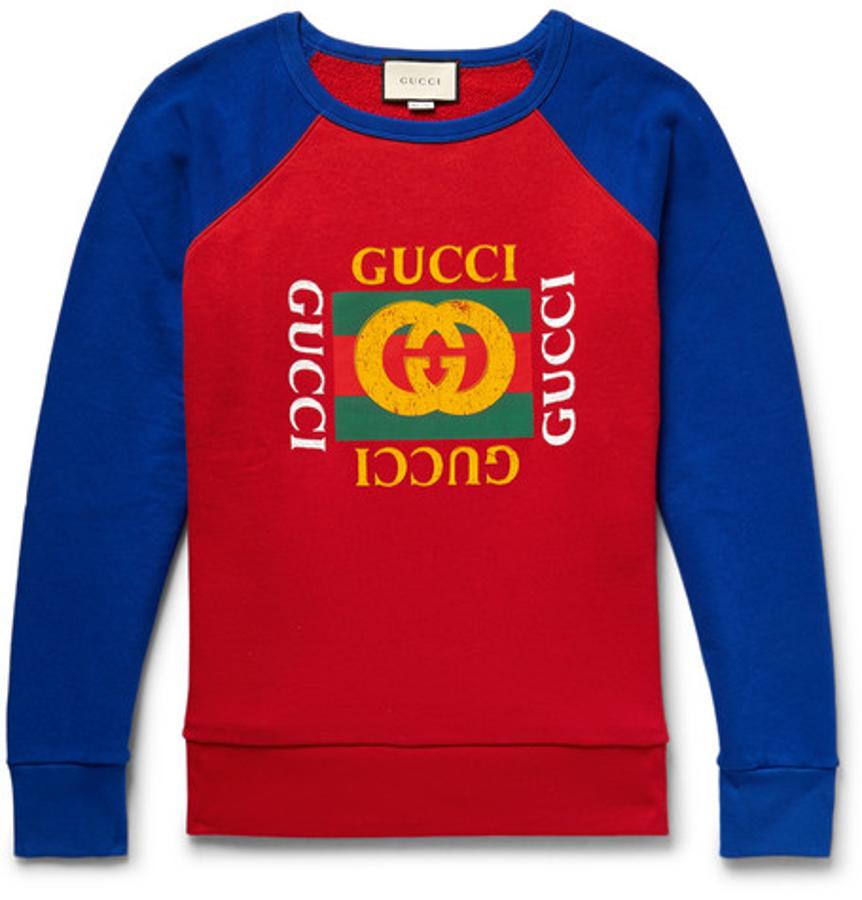Sudadera de Gucci. El estilo ‘vintage’ funciona muy bien en las sudaderas de pico redondo y en eso la casa italiana Gucci es maestra. Para muestra esta pieza en tonos rojos y azules fabricada en el mejor algodón y rematada con el logo de la marca al frente. PRecio: 980 euros.
