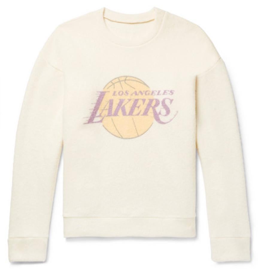 Sudadera de The Elder Statesman. La firma artesanal especializada en cachemira con sede en Los Angeles demuestra que se pueden sacar las prendas de merchandising deportivo de los recintos deportivos con esta colección de sudaderas estampadas con los logos de los equipos de la NBA. Precio: 1.550 euros.