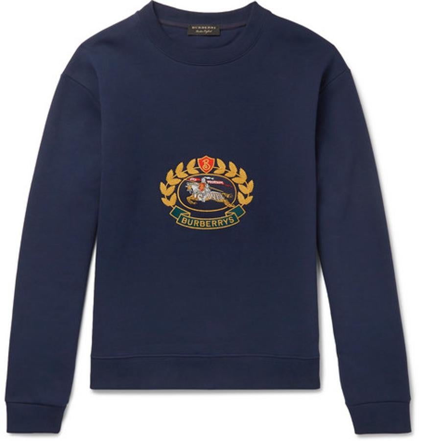 Sudadera de Burberry. El azul marino no podía faltar en una galería de sudaderas para llevarlas más allá del gimnasio. Además, mezclado con el aire clásico de Burberry la pieza se asemeja casi más a un suéter que a una sudadera. Opción ideal para armarios más clásicos. Precio: 650 euros.