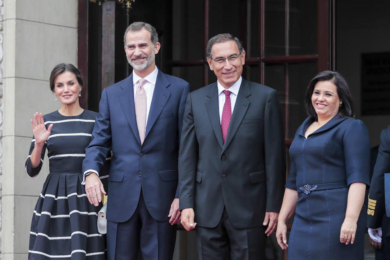 La Reina Letizia se apunta al «black &amp;amp; white» con un Carolina Herrera en Perú