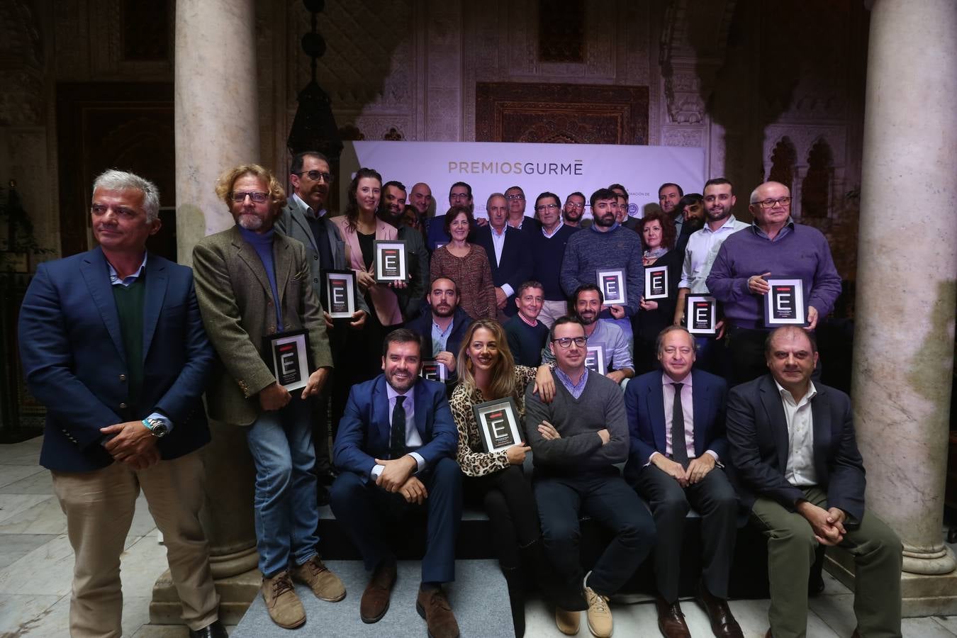 Foto de familia, en el Casino Gaditano, de los premiados con los responsables de LA VOZ.. 