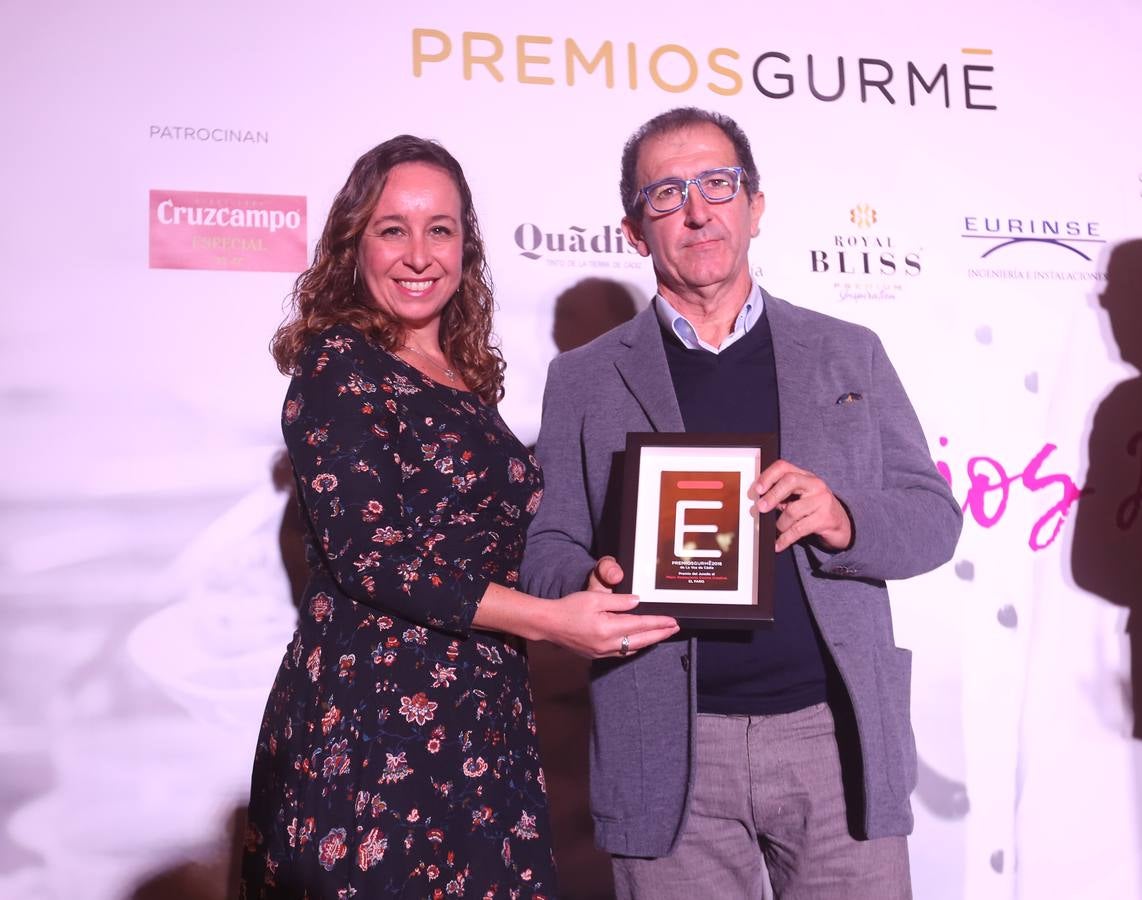 Tamara Ariza, redactora de Gurmé Cádiz, entrega el premio Gurmé Cádiz 2018 correspondiente al Jurado profesional a El Faro, en El Puerto. Recoge el premio Fernando Córdoba, Chef Maestro del restaurante El Faro.. 