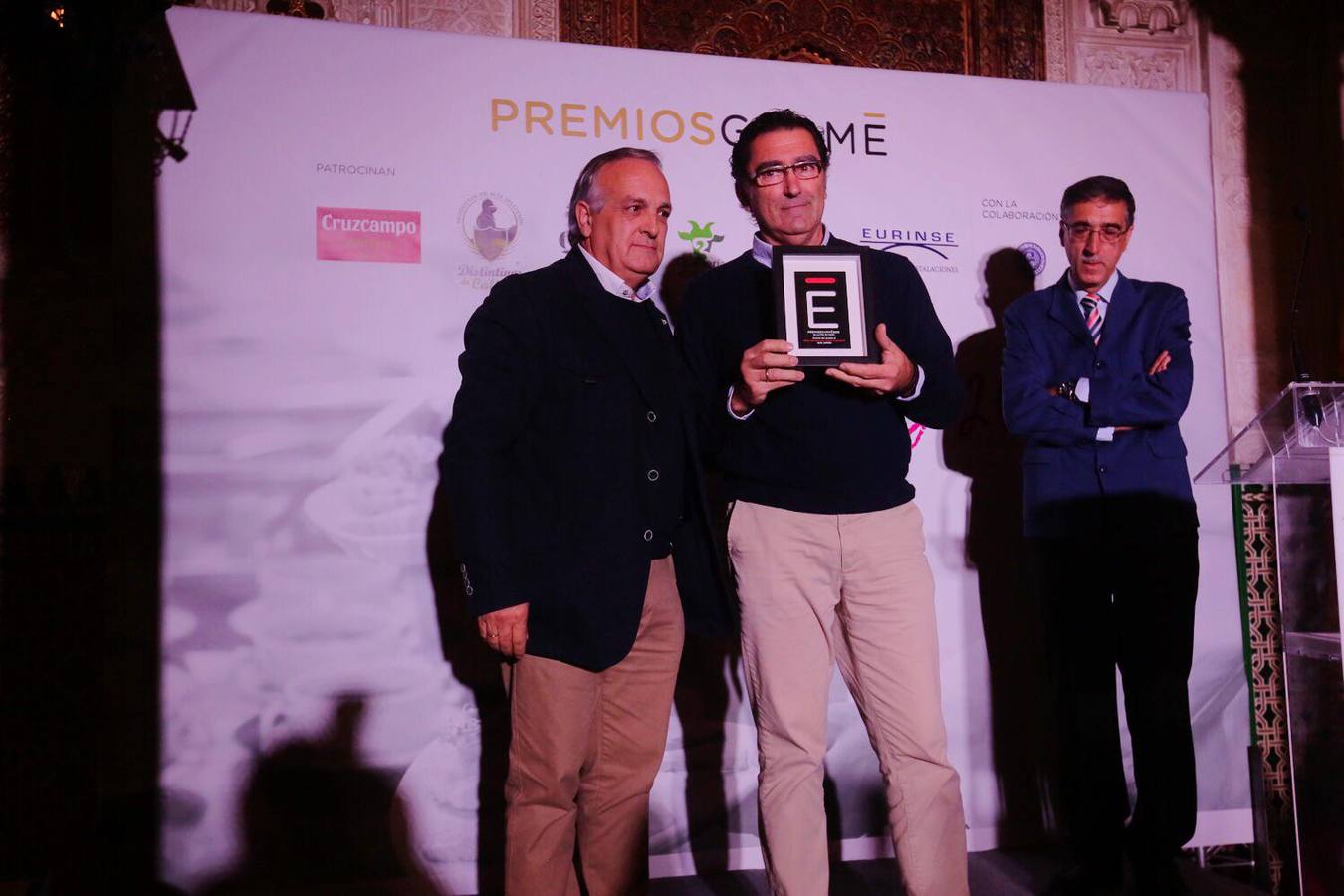 Vicente Fernandez, Profesor de Hostelería, Instituto Alminares, entrega el premio Gurmé Cádiz 2018 correspondiente al Jurado profesional a BAR JAMÓN, en El Puerto de Santa María. Recoge el premio Pepe Fernández, propietario del restaurante BAR JAMÓN.. 