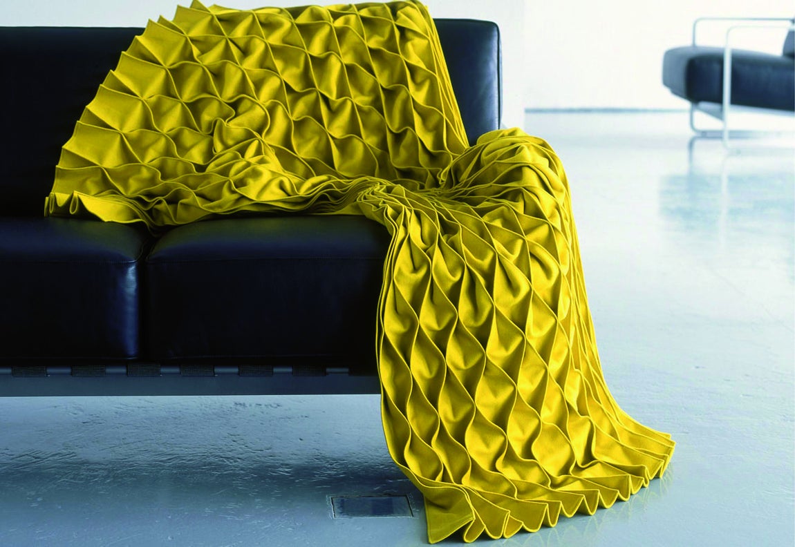 Tejido de Baumann. Confeccionado con pequeñas celdas de forma romboide, este tejido plisado se inspira en los diseños del creador de moda Issey Miyake para trasladar a una pieza de uso diario, unas formas casi arquitectónicas. Es de lana y poliéster de alta calidad.