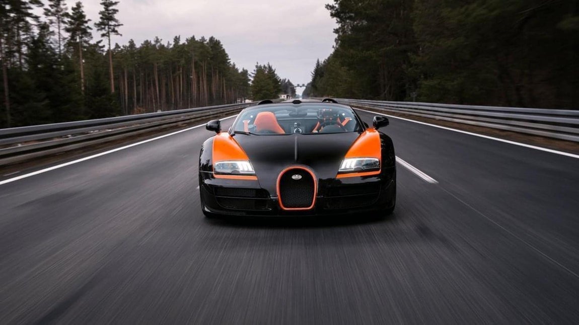 Bugatti Veyron Grand Sport Vitesse. Ambos modelos fueron puestos a la venta el año pasado por un precio de unos 2,5 y 4 millones de euros, respectivamente.