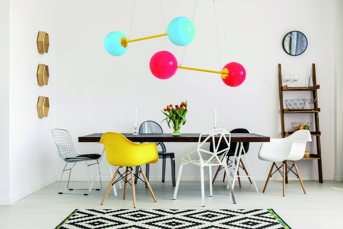 Lámparas de Doris Darling. En una clara referencia a las clásicas pesas, la diseñadora austríaca <a href="http://www.dorisdarling.at" target="_blank">
Doris Darling
</a> ha creado, no sin cierto grado de humor, el modelo Super Strong, un diseño de techo en el que sus globos de vidrio de color están realizados por artesanos locales. Perfecta para una habitación infantil.