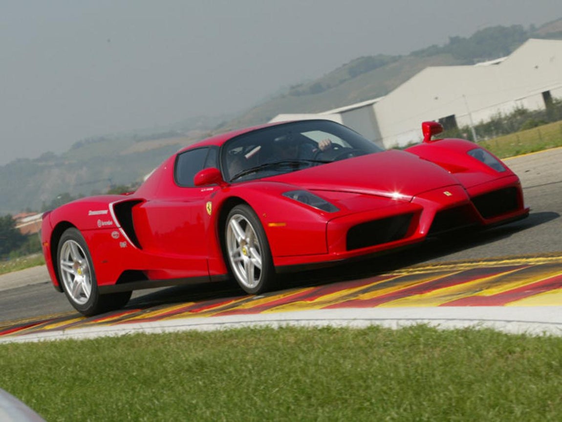 Ferrari Enzo. Este modelo es una edición limitada a 400 unidades, que se fabricó entre 2002 y 2005, y su nombre es un homenaje al creador de la marca.