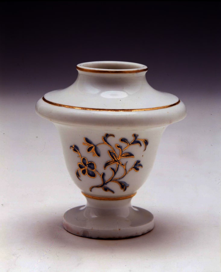 19.. Tarro de la Real Fábrica de Porcelana de Buen Retiro, fechado entre. 1760 y 1803.