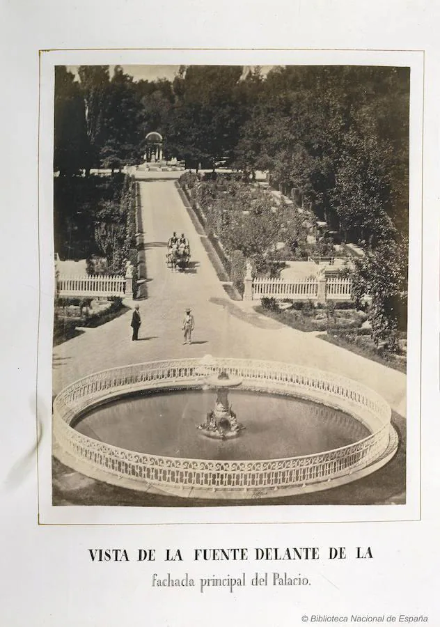 6.. Charles Clifford. Vista de la fuente delante de la fachada principal del palacio. 1856.
