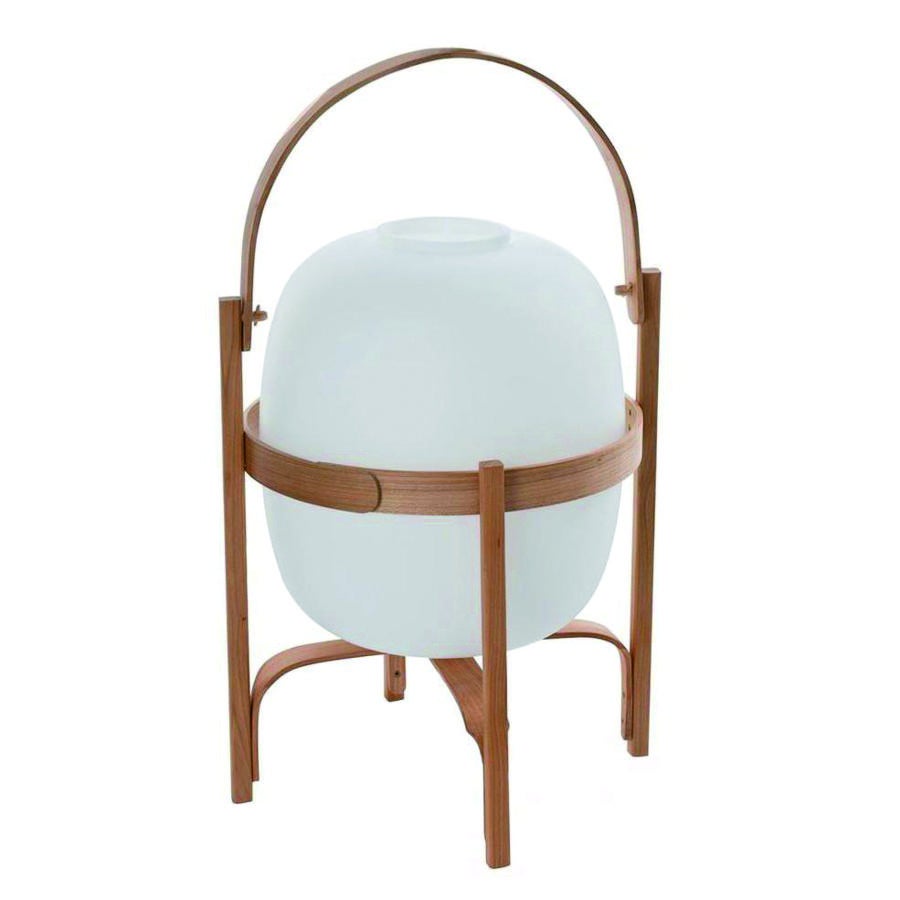 Lámpara de Santa Cole. El particular diseño de la linterna <a href="http://www.santacole.com" target="_blank">
La Cesta de Miguel Milá 
</a>permite la movilidad total de esta fuente de luz para ubicarla estratégicamente o de una forma desenfadada en la mesilla del dormitorio, sobre una estantería de una librería o directamente en el suelo. Transportable y hecho a mano, este objeto decorativo ofrece una luz tenue y tamizada que se integra en cualquier espacio.