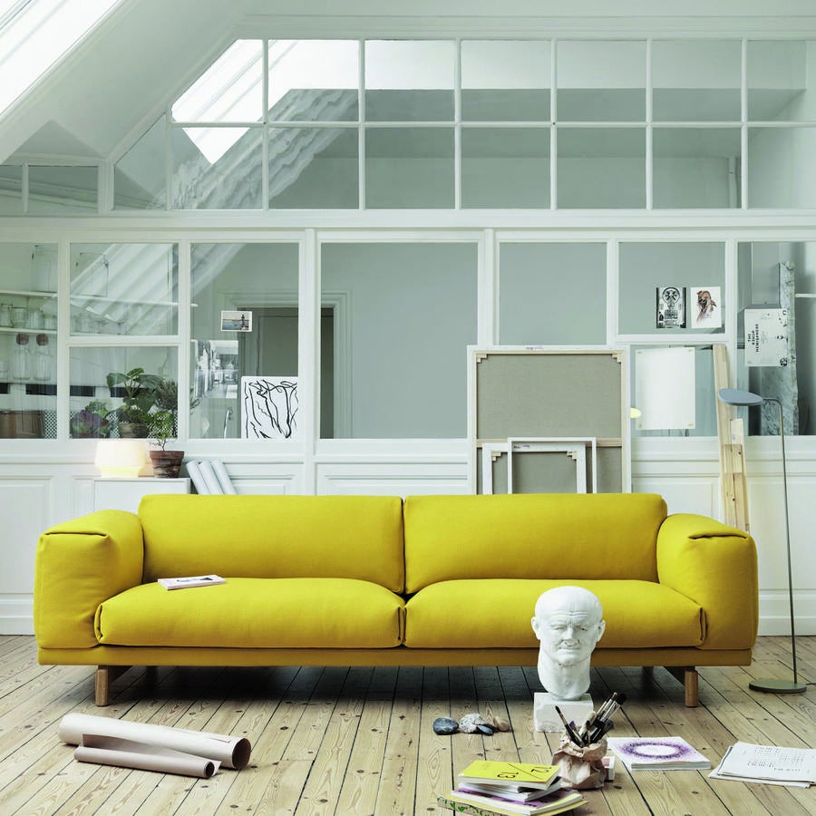 Sofá de Muuto. Este confortable y acolchado asiento de la serie Rest, diseño de Anderssen &amp; Voll para esta productora nórdica, recupera las formas clásicas de este tipo de butacas en las que el diseño se pliega a la confortabilidad total. El color amarillo le dan una apariencia ligera y juvenil.