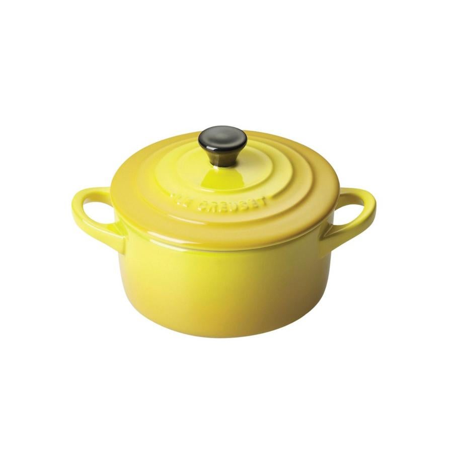 Olla de Le Creuset. Imprescindible en cualquier cocina de aficionado o de senior interesado en los fogones, las ollas de la marca francesa incorporan el color en una nueva apuesta por actualizar un producto con semejante solera. Con garantía de por vida, estas piezas pasan de madres a hijos sin el más mínimo desgaste.