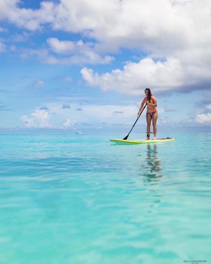 Paddle surf. Algunos de los deportes que se pueden realizar son snorkel, paddle surf, buceo y bicicleta. ¿Cuál habrán llevado a la práctica Feliciano y Sandra?