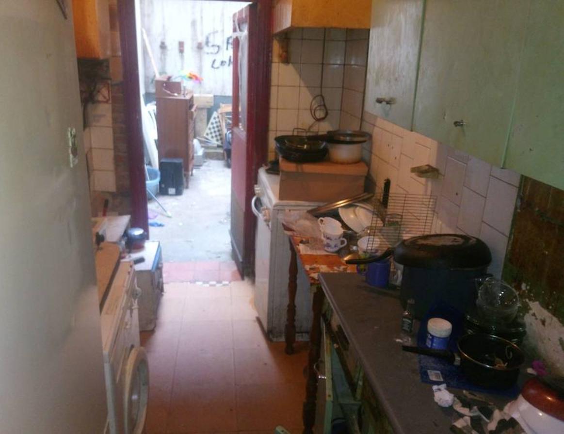6.. Otro ángulo del espantoso estado de la encimera de la cocina