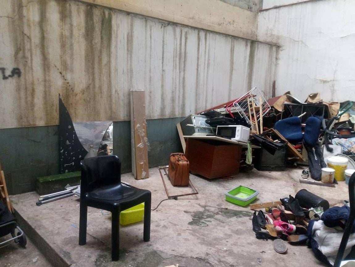 2.. El salón del inmueble, repleto de todo tipo de trastos y enseres