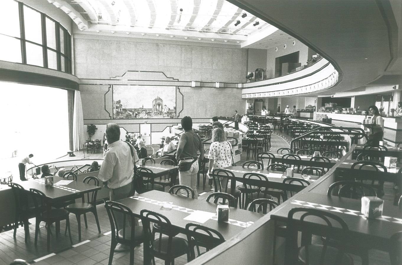 Escenario. El restaurante tenía capacidad para unas quinientas personas en torno a un escenario con plataforma elevadora en el centro