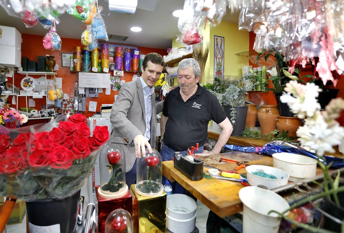 La visita de Pablo Casado al mercado de abastos de Triana