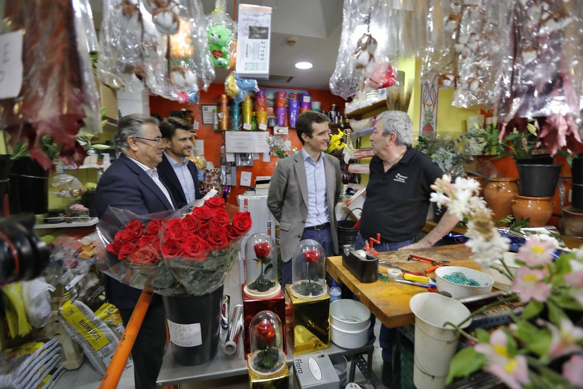 La visita de Pablo Casado al mercado de abastos de Triana