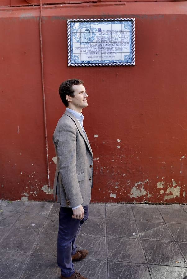 La visita de Pablo Casado al mercado de abastos de Triana