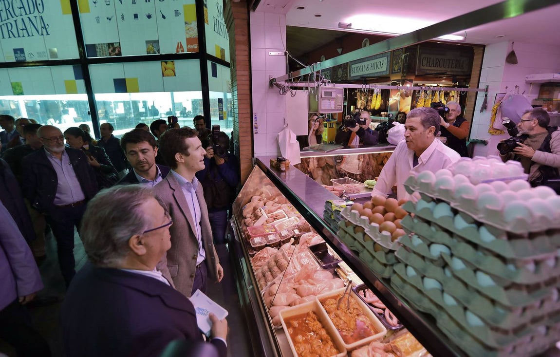 La visita de Pablo Casado al mercado de abastos de Triana