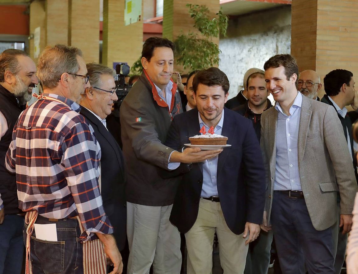 La visita de Pablo Casado al mercado de abastos de Triana