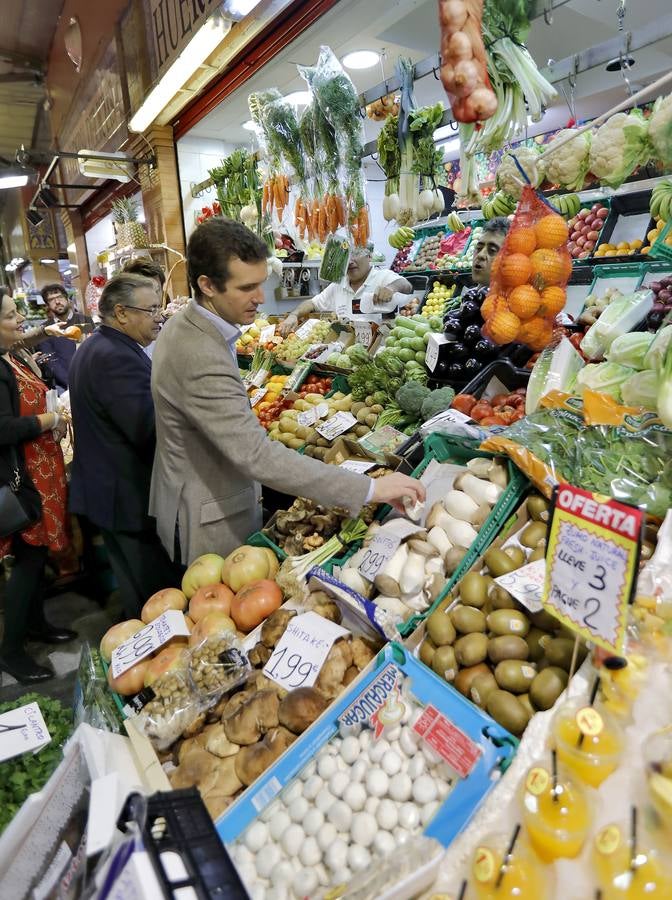 La visita de Pablo Casado al mercado de abastos de Triana