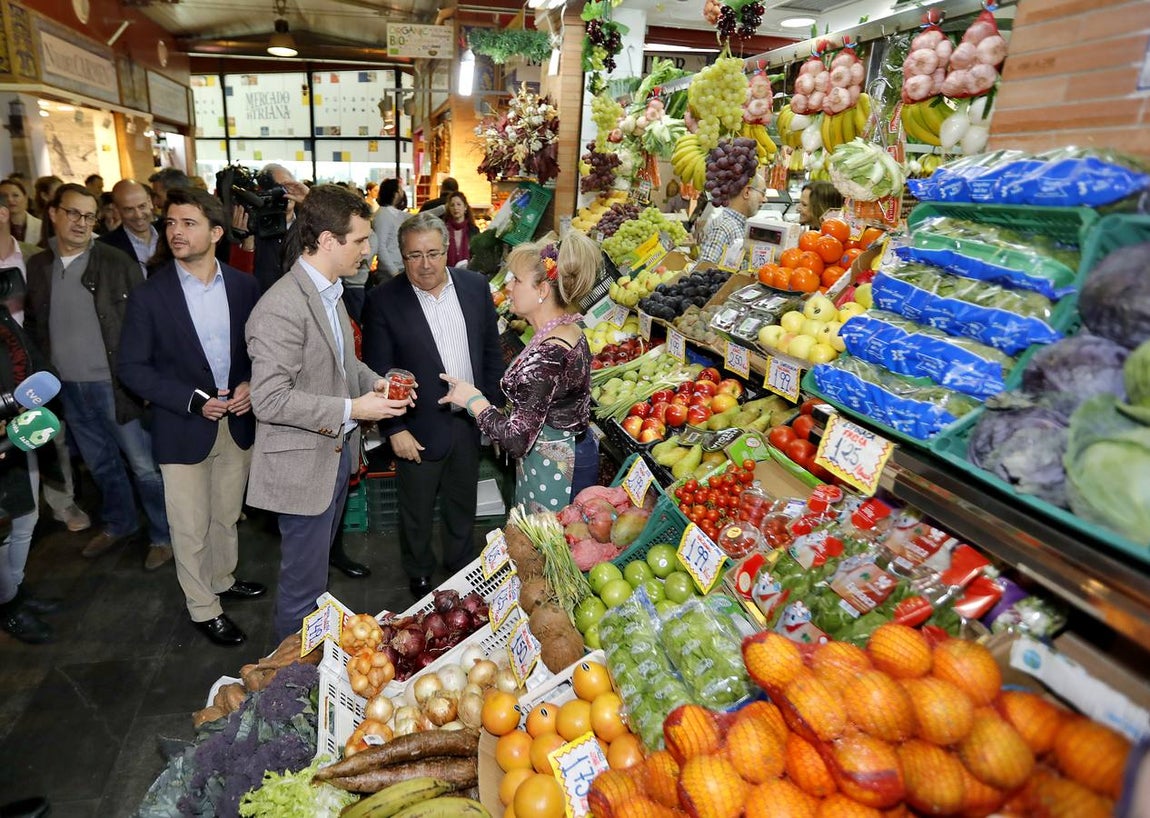 La visita de Pablo Casado al mercado de abastos de Triana