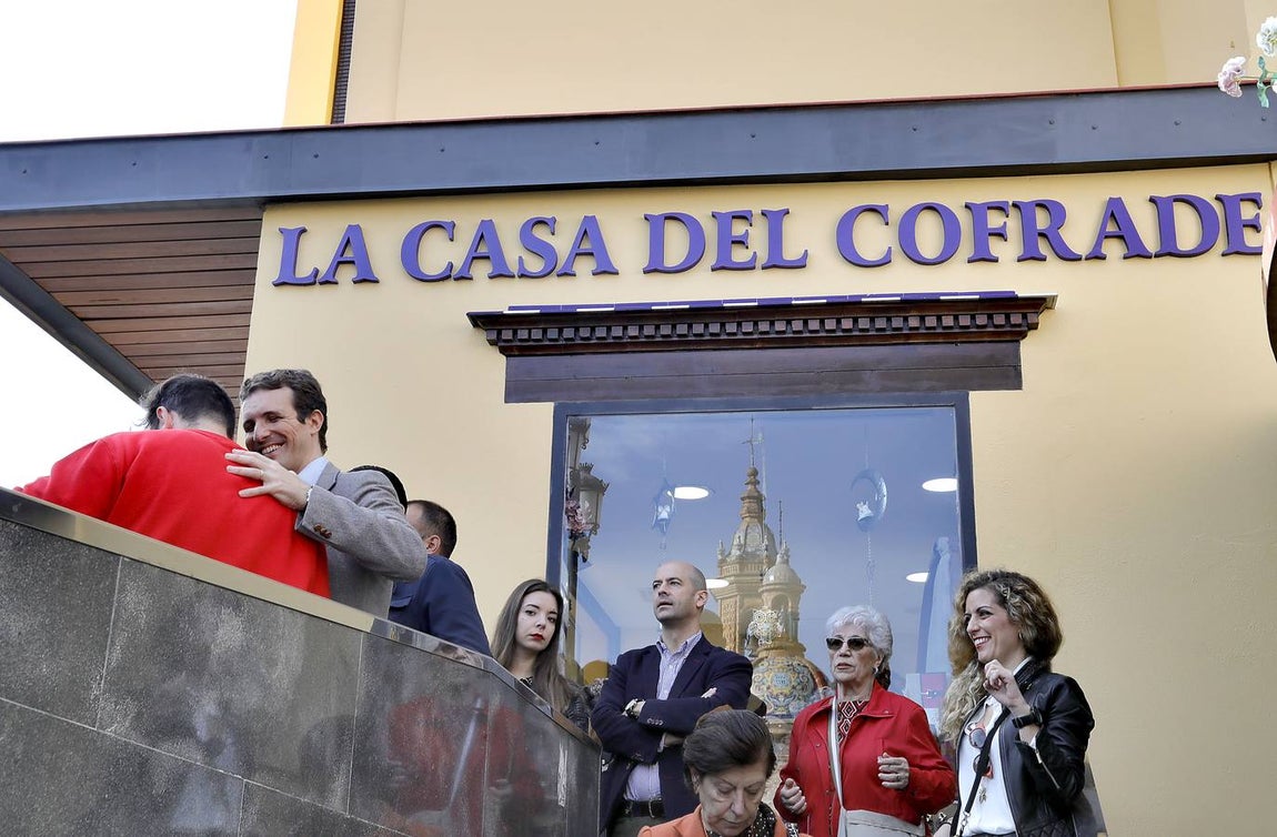 La visita de Pablo Casado al mercado de abastos de Triana