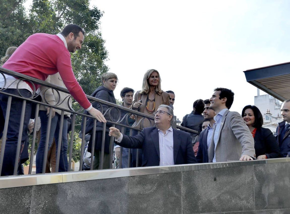 La visita de Pablo Casado al mercado de abastos de Triana