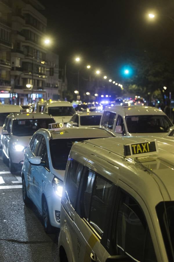 La primera manifestación de los taxistas en Sevilla colapsa varias arterias de la ciudad