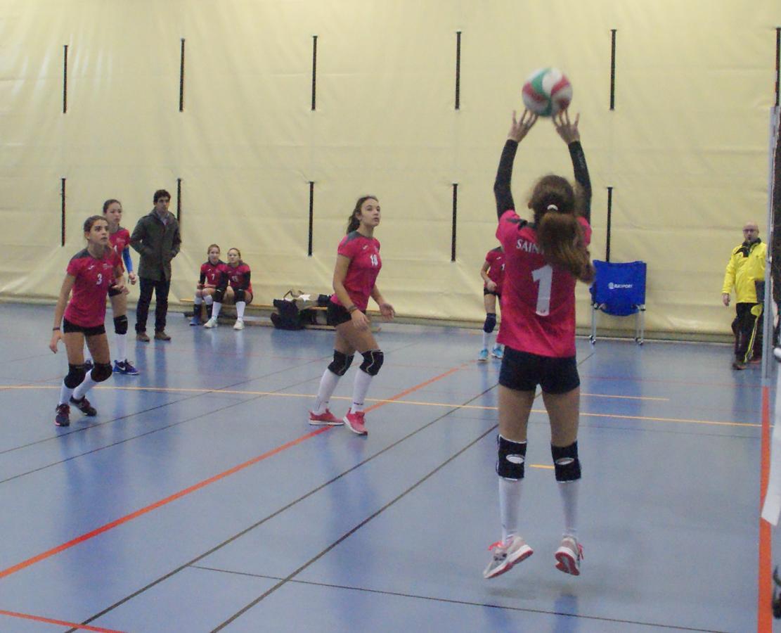 Las mejores imágenes del partido de voleibol entre Saint Louis des Français “A” y Santo Domingo Savio