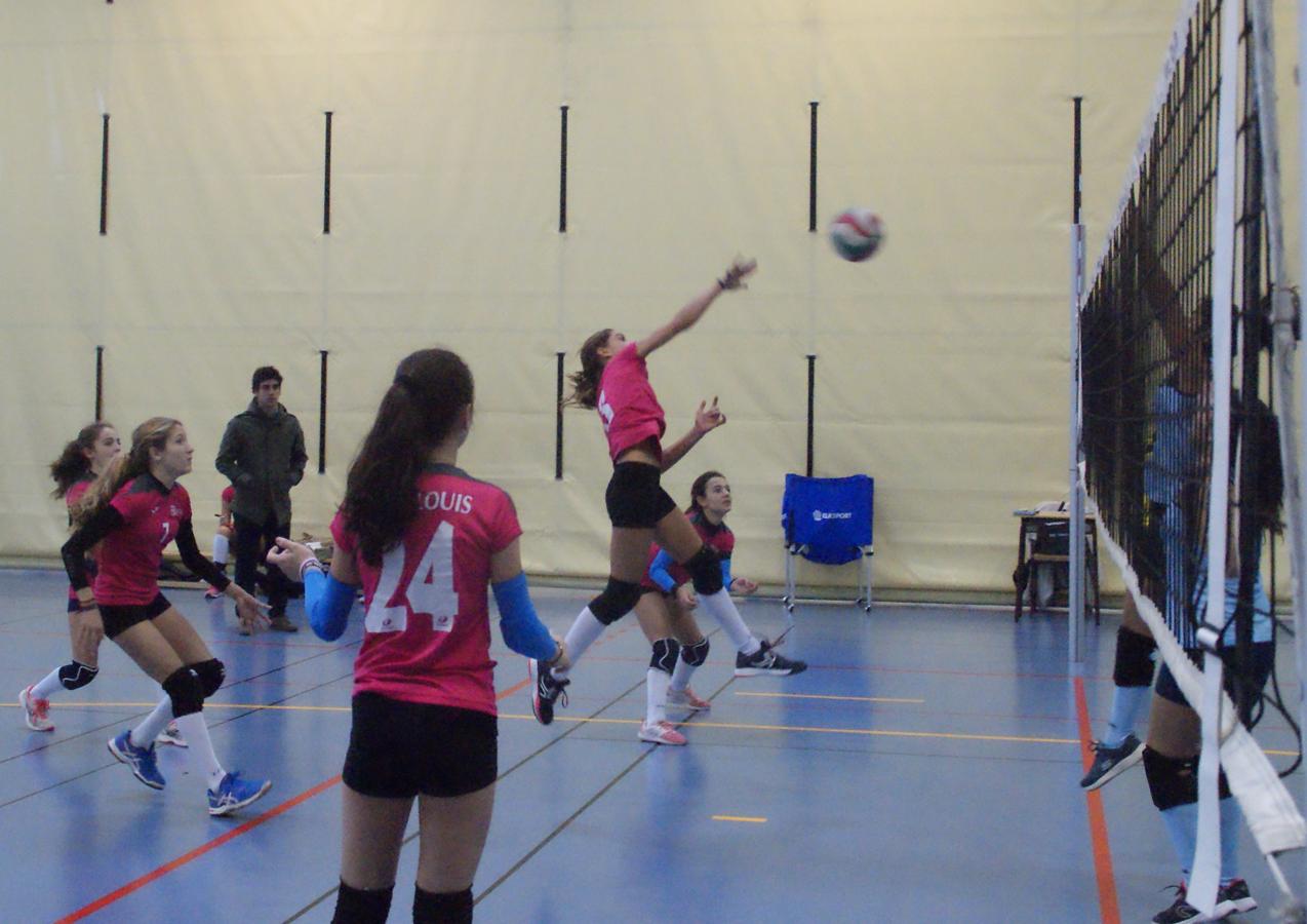 Las mejores imágenes del partido de voleibol entre Saint Louis des Français “A” y Santo Domingo Savio